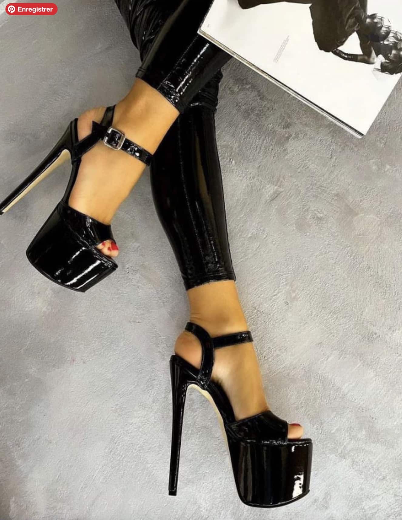 plateformes noires et leggings brillant